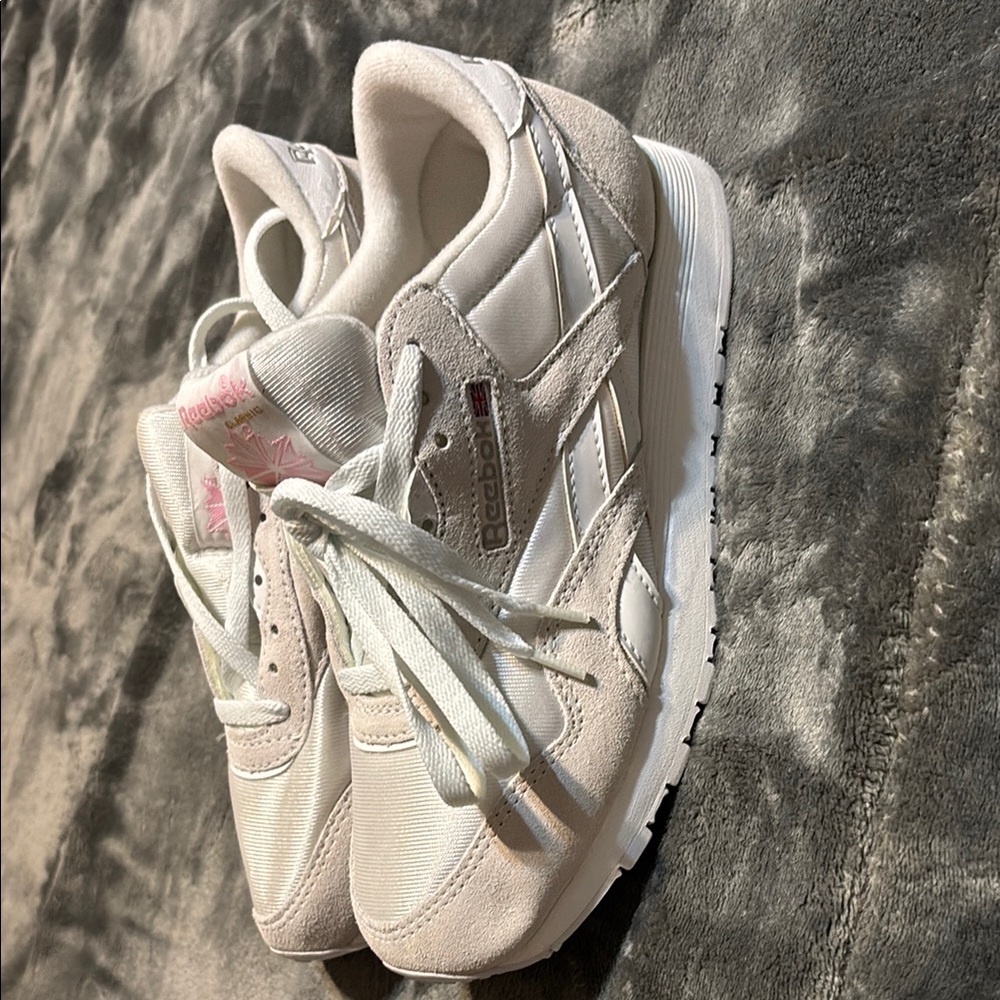 BRAND NEW Women’s Reebok Classics White/ lgt gray suede pnk logo size 8 Sneakers